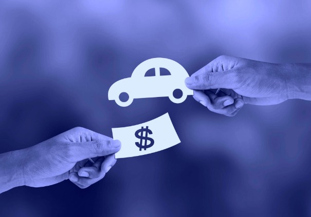 Muestra una imagen intercambiando un billete por un carro, ambos en caricatura